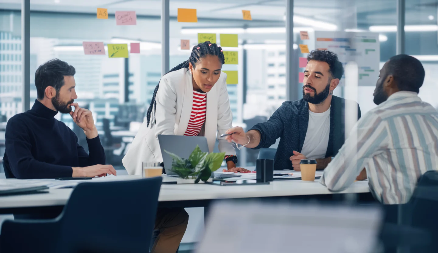 Professionals discussing integrated reporting